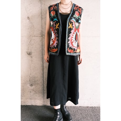 no-sleeve black simple dress