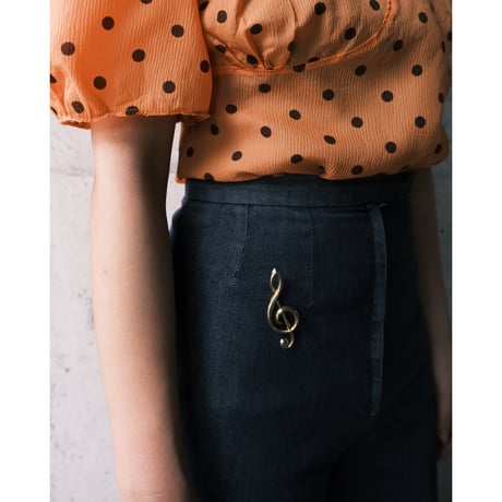 "🎼" brooch