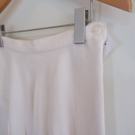 white pleats skirt