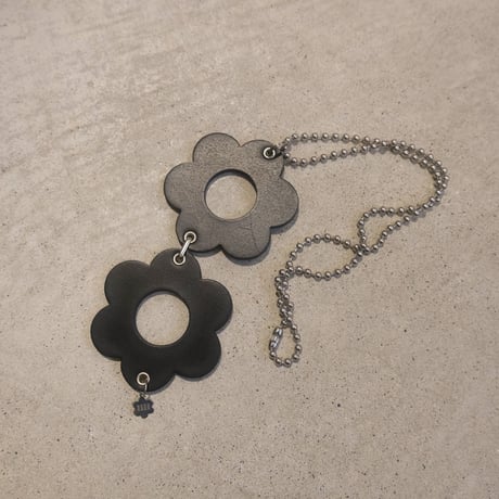 lili by SERI / silhouette series / flower necklace