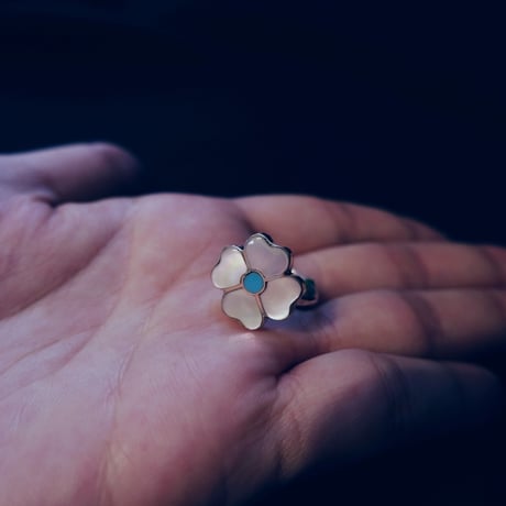 ZUNI flower ring / white shell