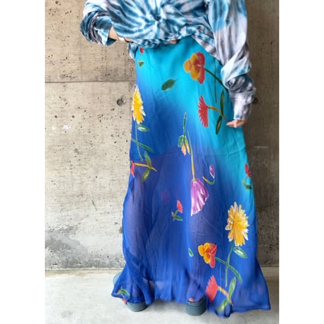 gradation skirt with vivid flowers