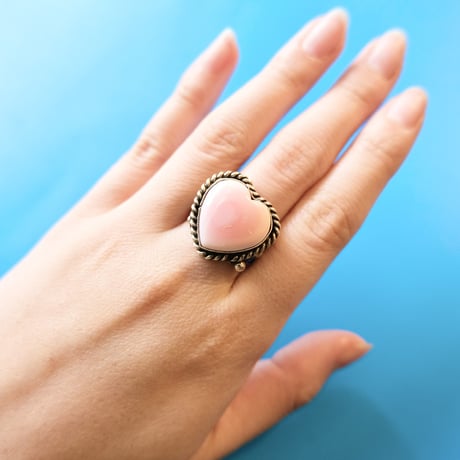 navajo/ “heart” conch shell ring