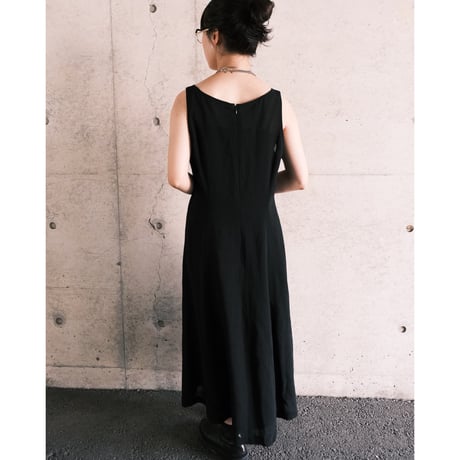no-sleeve black simple dress
