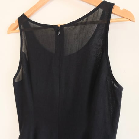 no-sleeve black simple dress