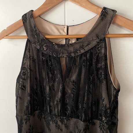 no-sleeve lace dress “black”