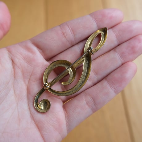 "🎼" brooch