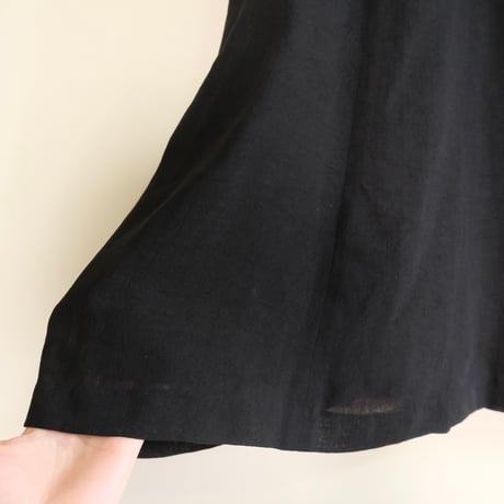 no-sleeve black simple dress