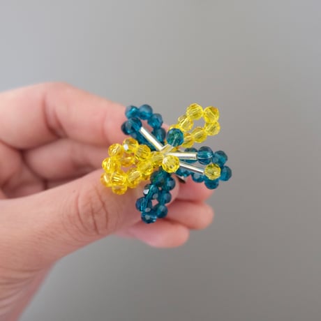 lili by SERI / beads flower ear cuff