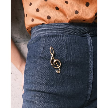 "🎼" brooch