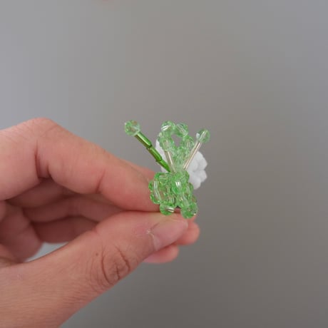 lili by SERI / beads flower ear cuff