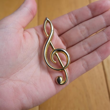 "🎼" brooch