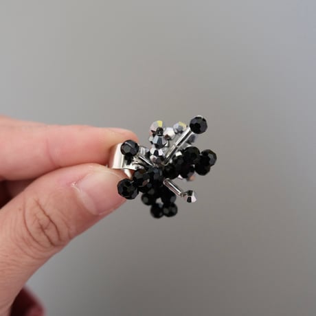 lili by SERI / beads flower ear cuff
