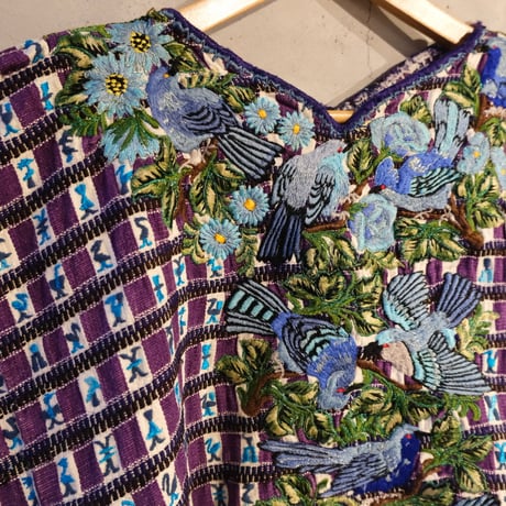 Guatemala / birds embroidery huipil