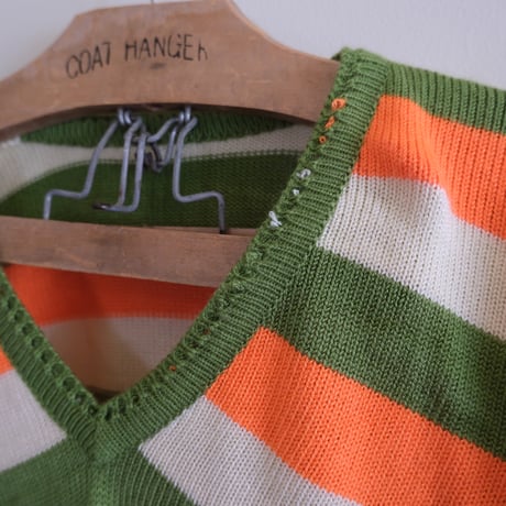 border V-neck knit