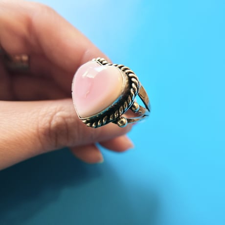 navajo/ “heart” conch shell ring