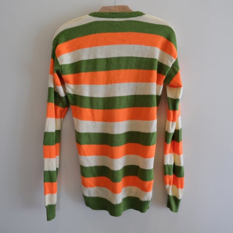 border V-neck knit