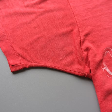 old print tee / red