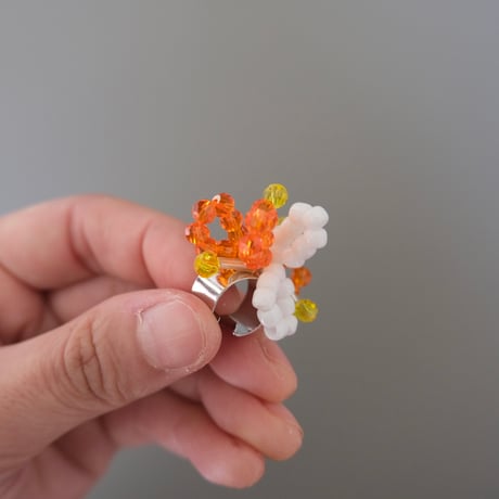 lili by SERI / beads flower ear cuff