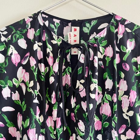 “MARNI” neck ribbon black×flower print dress