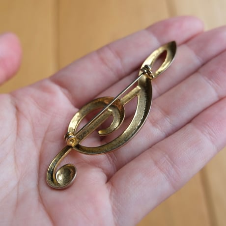 "🎼" brooch