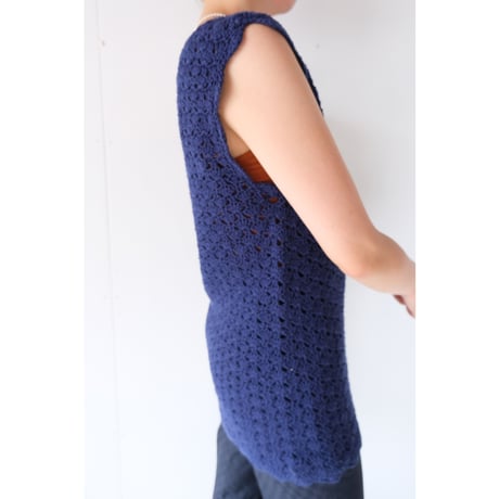 hand knit vest with pins / navy
