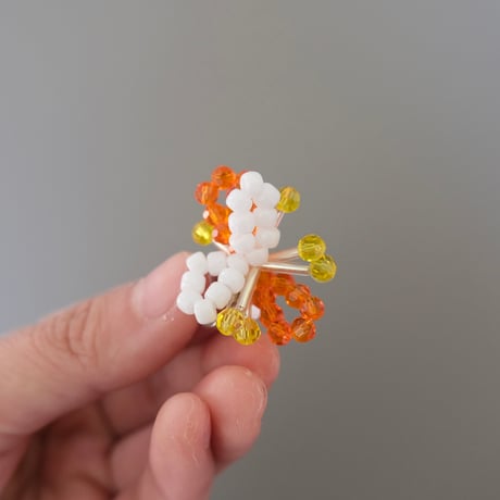 lili by SERI / beads flower ear cuff