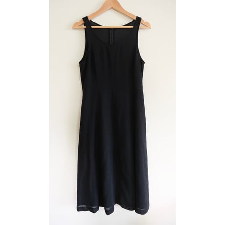 no-sleeve black simple dress