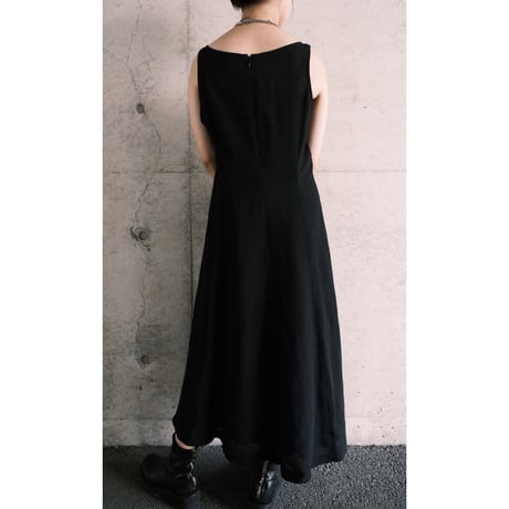 no-sleeve black simple dress