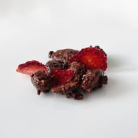 Grocery SYM  Gris + Noir 有機アーモンドとヘーゼルナッツのショコラキャラメリゼ  苺のドライ 50g