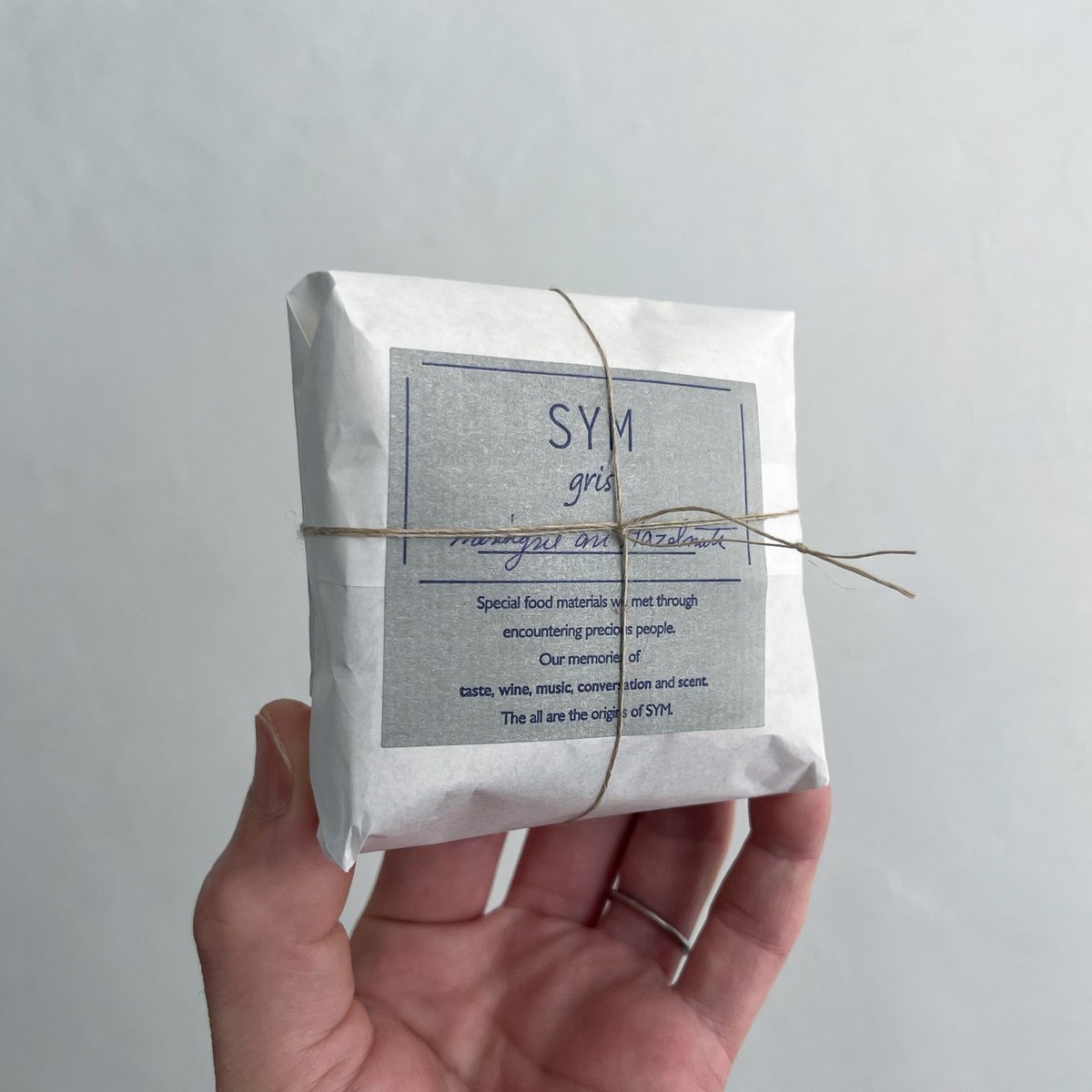 Grocery SYM gris 有機ヘーゼルナッツのメレンゲ 40g | SYM THE SHOP