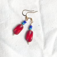 チェコビーズの揺れるピアス