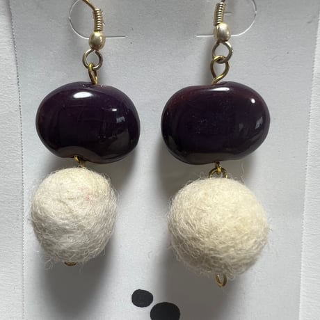 羊毛フェルトボールのピアス