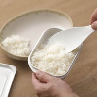 レンジで冷凍ご飯をムラなくふっくらと温められる保存容器「極冷凍ごはん容器大盛り用2個入 ホワイト」