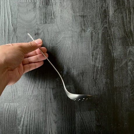 【人生が変わる料理道具掲載】柳宗理デザインの美しすぎる穴あきお玉（スキンマーS）