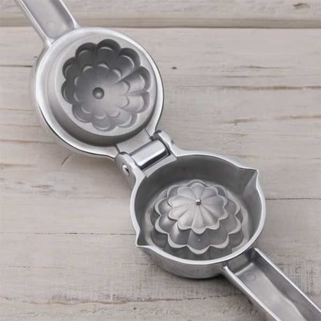 【人生が変わる料理道具掲載!!】すだち、かぼすを絞るならコレ！超珍しいミニ絞り器