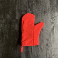 【プロが愛した逸品】オーブンのプロのために生まれた耐熱200℃の極上ミトン「レッド」