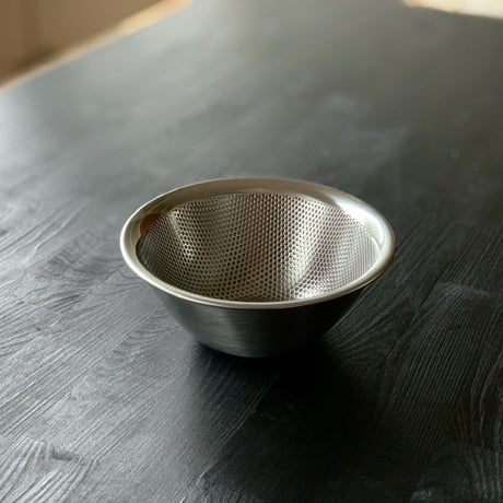 【人生が変わる料理道具掲載】柳宗理デザインのパンチングザル16cm