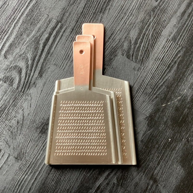 銅製 おろし金 伝統的なデザイン 飯田屋オリジナル】大根の旨味爆発！職人の手打ち極上銅製おろし金（小