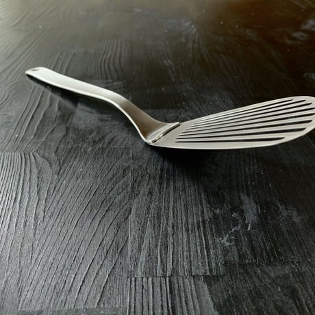 【人生が変わる料理道具掲載】柳宗理デザインの美しすぎるフライ返し（バタービーター）