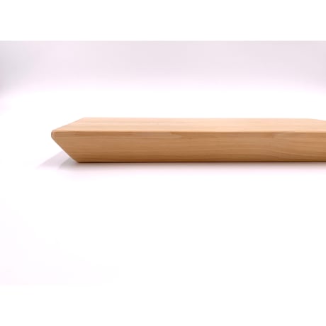 材木店の目で厳選され熟練の大工さんの手で丹精込めて作られた青森ヒバのまな板（小）