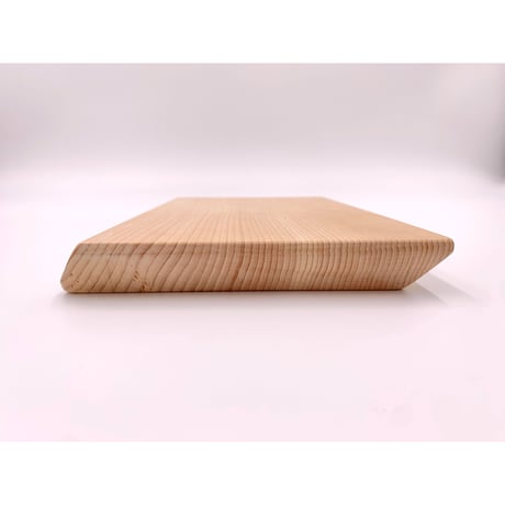 材木店の目で厳選され熟練の大工さんの手で丹精込めて作られた青森ヒバのまな板（小）