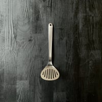【人生が変わる料理道具掲載】柳宗理デザインの美しすぎる丸形フライ返しSサイズ（ターナーS）