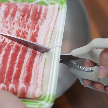 【オー!マイゴッド!で紹介】半冷凍肉もカチカチの冷凍カニもスパッと切れる！超万能キッチンバサミ！"ムテキバサミ"