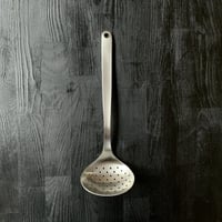 【人生が変わる料理道具掲載】柳宗理デザインの美しすぎる穴あきお玉（スキンマー）
