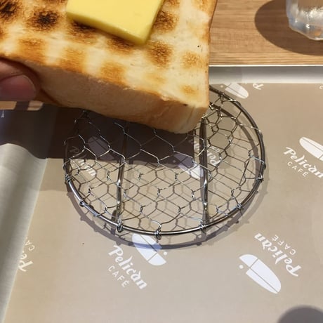【人生が変わる料理道具掲載!!】パンの下に敷く手編みの足付丸アミ