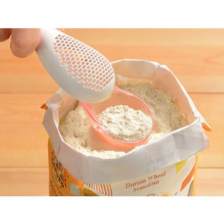 【人生が変わる料理道具掲載!】キッチンも手も汚さず粉を振ることができる魔法の粉ふるい