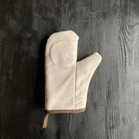 【プロが愛した逸品】オーブンのプロのために生まれた耐熱200℃の極上ミトン「ホワイト」