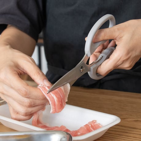 お肉も魚も野菜もドントコイ！包丁屋さんがつくった左利き用万能キッチンバサミ