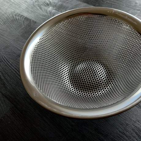 【人生が変わる料理道具掲載】柳宗理デザインのパンチングザル16cm